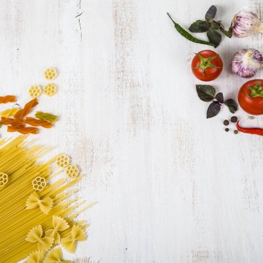 Pişmemiş makarna ve baharat ahşap tablo.