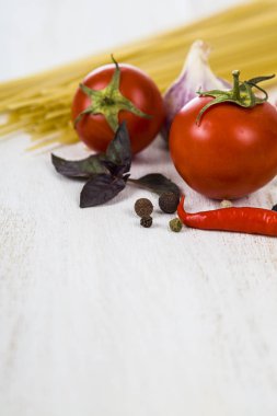 Pişmemiş makarna ve baharat ahşap tablo.