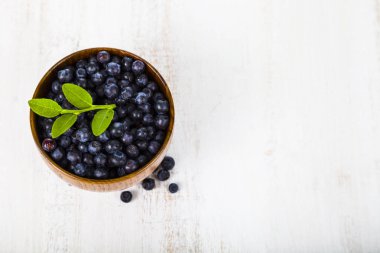 yaban mersini bir ahşap kase 