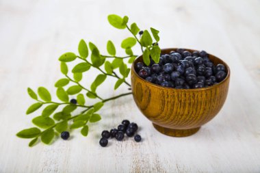 yaban mersini bir ahşap kase 