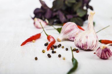 Maydanoz, dereotu, fesleğen hafif ahşap arka plan üzerinde. 