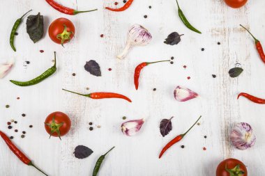 Sebze ve ahşap bir masa içinde baharatlar.