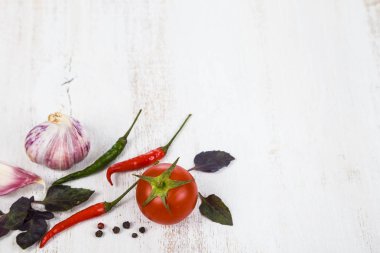 Sebze ve ahşap bir masa içinde baharatlar.