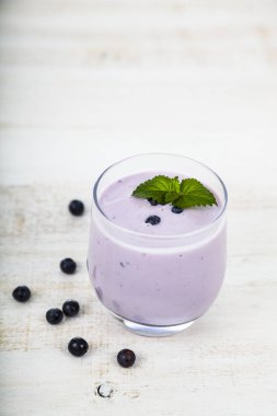 Böğürtlenli yoğurt ahşap bir masa üzerinde . 