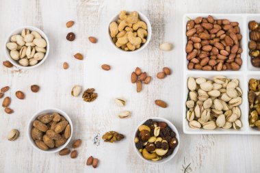 Ahşap bir masa üzerinde bir tabak içinde fındık.