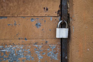 Kilitli eski paslı kapı 