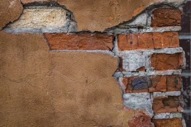 Bir çatlak bir tuğla duvar dokusu