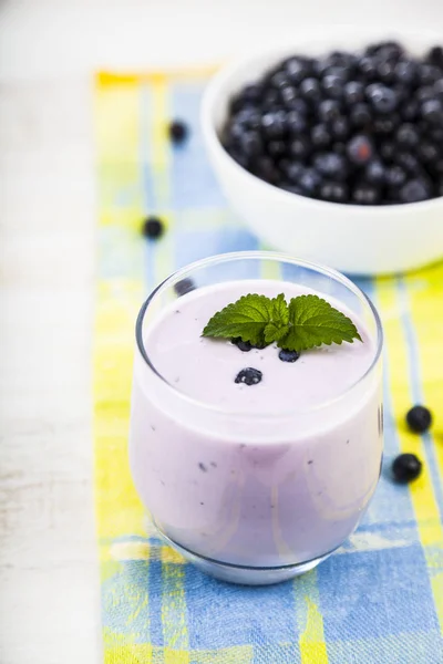 Blaubeerjoghurt auf einem Holztisch . — Stockfoto