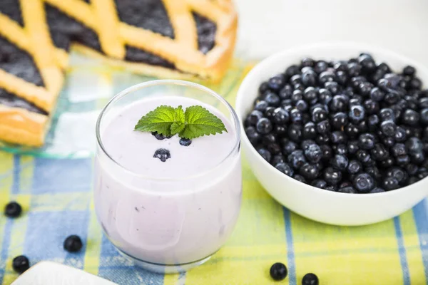 Pedaço de torta de mirtilo e smoothies — Fotografia de Stock