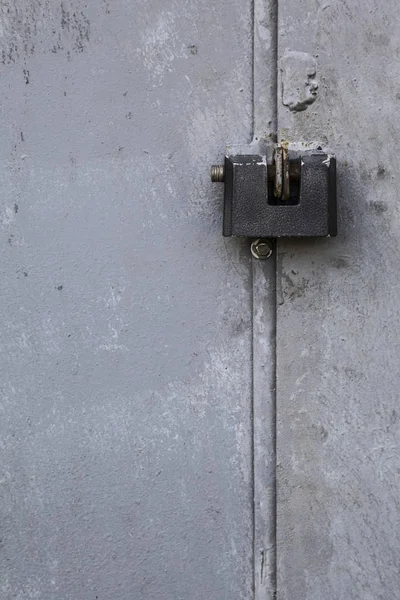 Alte rostige Tür mit Schloss — Stockfoto