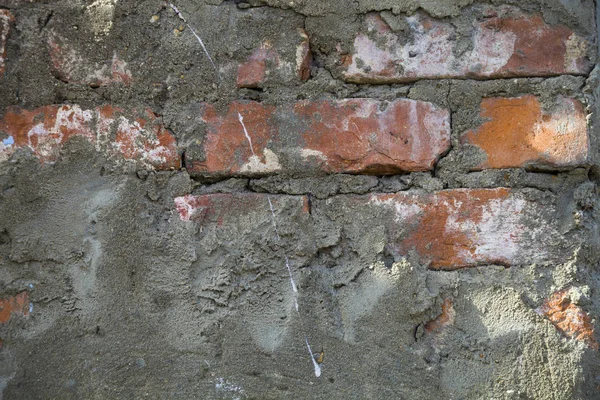 Fragment eines Gebäudes mit eingestürzter Ziegelmauer. — Stockfoto