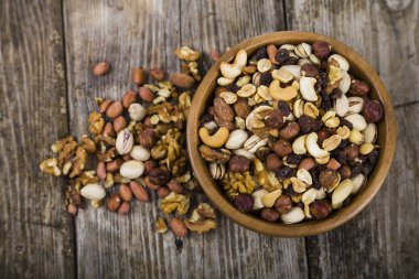 Fındık bir ahşap kase, üstten görünüm