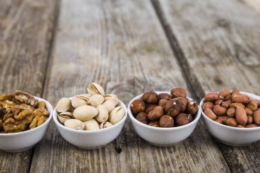 Ahşap bir masa üzerinde bir tabak içinde fındık