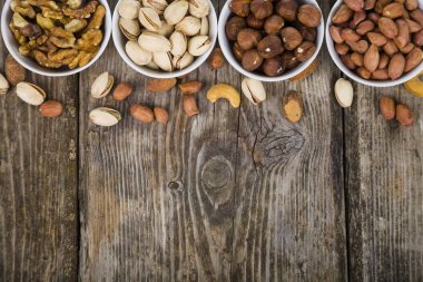 Ahşap bir masa üzerinde bir tabak içinde fındık