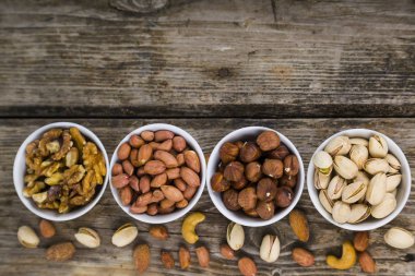 Ahşap bir masa üzerinde bir tabak içinde fındık