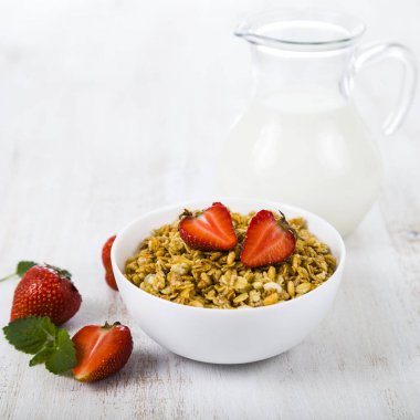 Çilek ve bir şişe süt ile granola