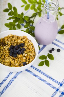 Müsli ve yaban mersini ile smoothies