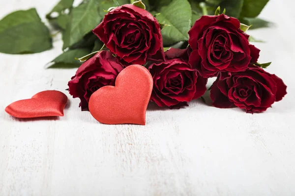 Rosa roja y corazones — Foto de Stock
