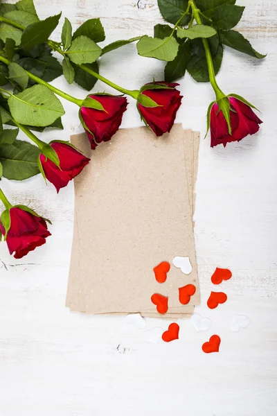 Rosa roja, corazones y papel para felicitaciones —  Fotos de Stock