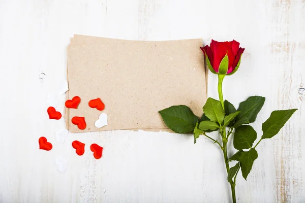 Rosa roja, corazones y papel para felicitaciones —  Fotos de Stock