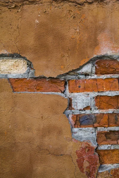 Fragment d'un bâtiment avec un mur de briques effondré . — Photo