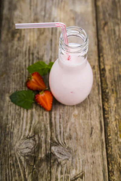 Smoothies e morango maduro — Fotografia de Stock