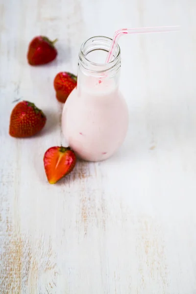 Smoothies e morango maduro — Fotografia de Stock