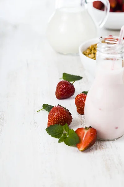 Smoothies e morango maduro — Fotografia de Stock