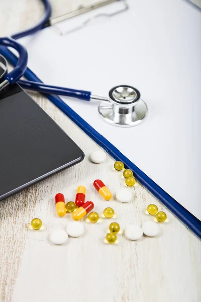 Laptop, stetoskop, tabletki i pigułki — Zdjęcie stockowe