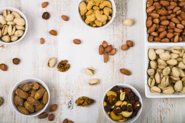 Kase fındık ahşap bir masa üzerinde