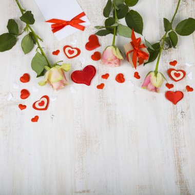 Pembe Gül, hediye ve kalpler 