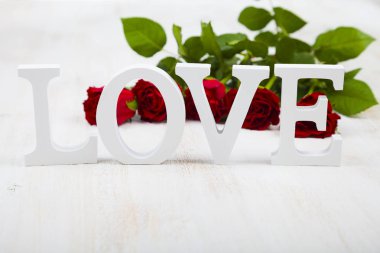 Kırmızı gül ve kelime 