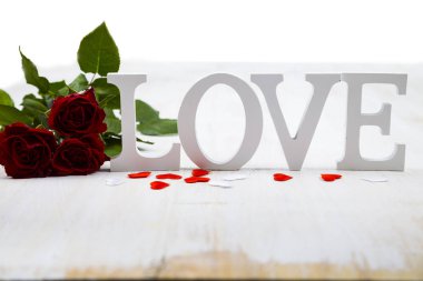 Kırmızı gül ve kelime 