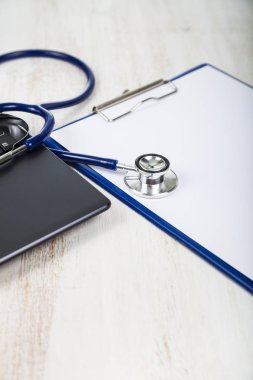 Doktor çalışma alanı ile bir stetoskop 