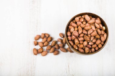 Fıstık ahşap bir masa üzerinde