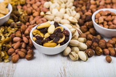 ahşap bir masa üzerine fındık. 