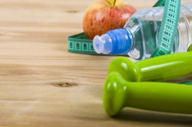 Dambıl ve bir şişe su ahşap bir masa üzerinde 