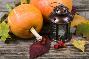 Pumpkins, fener ve sonbahar yaprakları  