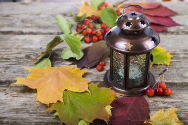 Pumpkins, fener ve sonbahar yaprakları  