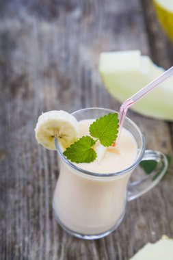 Yoğurt ve ahşap bir masa kavun ile güler yüzlü. 