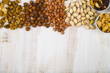 ahşap bir masa üzerine fındık. 