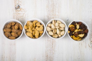 Ahşap bir masa üzerinde fındık ile dört kase