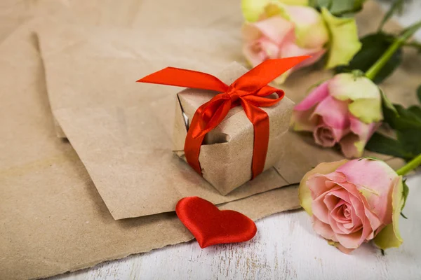 Pink roses,  gift and hearts — Stock Photo, Image