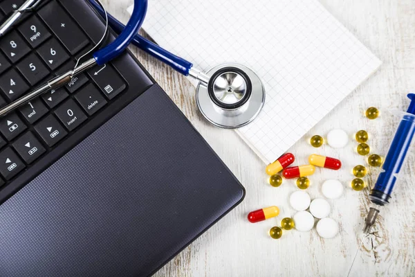 Laptop, stetoskop, tablety a prášky — Stock fotografie