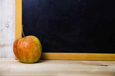  Apple arka planda bir okul yönetim kurulu 