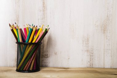 Ahşap bir masa üzerinde kalem