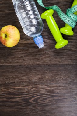 dambıllar ve bir şişe su. 