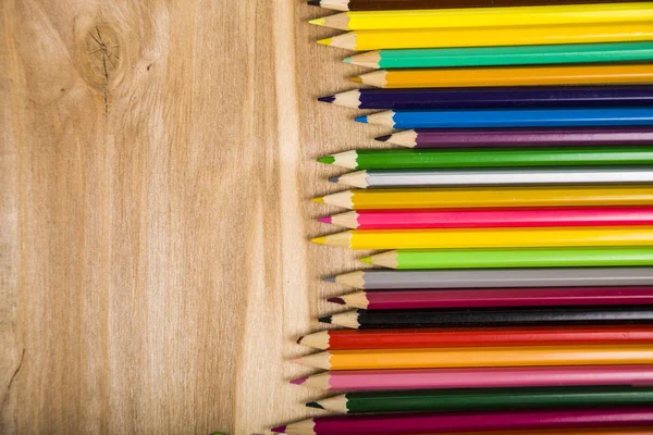 Μολύβια χρώματος στο ξύλινο τραπέζι — Φωτογραφία Αρχείου