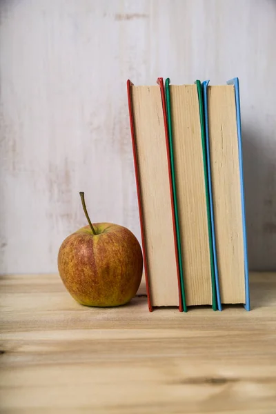 Maçã e uma pilha de livros — Fotografia de Stock