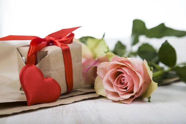 Рожеві троянди, подарунок і серця — стокове фото